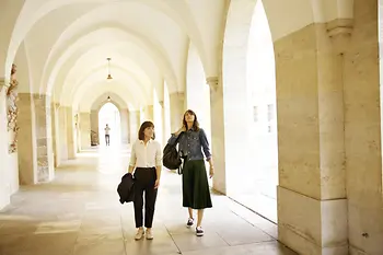 Dos mujeres paseando por el centro de Viena