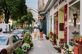 Personas paseando por la Servitengasse